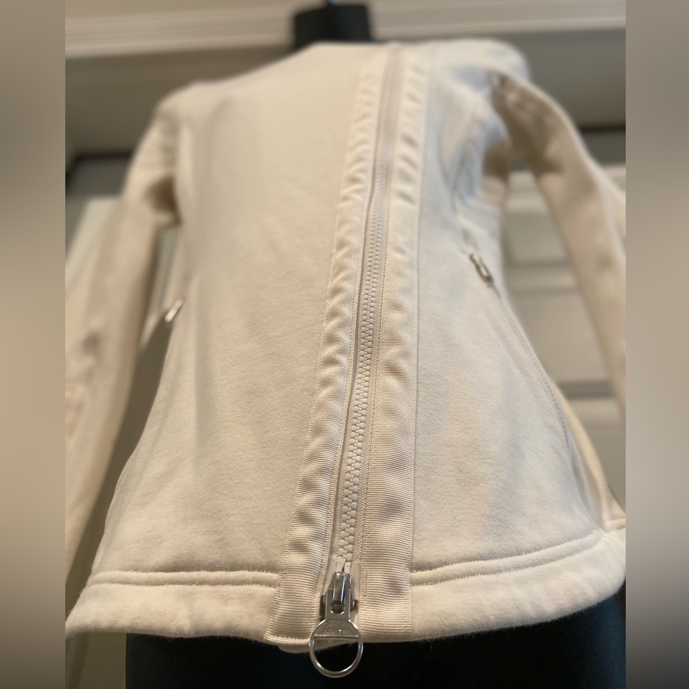 Athleta~Soft~Ivory~Form-Fitting~Asymmetrical Zip Closure~Light Jacket~Size XSP - Picture 5 of 16